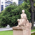 ROSÁLIA-DE-CASTRO-Estátua-em-Porto.jpg