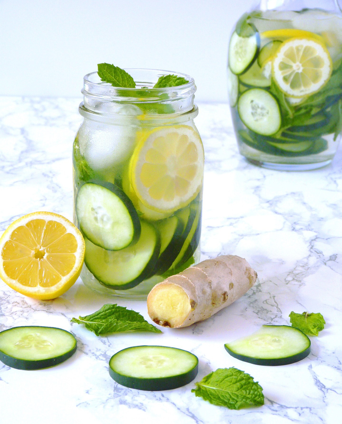 gua Detox Com Pepino Lim o E Gengibre Para Enfrentar O Calor Casal gua-detox-com-pepino-lim-o-e-gengibre-para-enfrentar-o-calor-casal