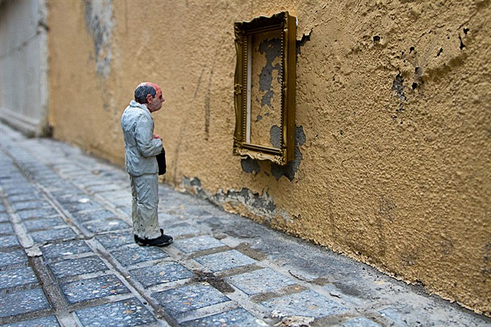 isaac-cordal-isolated-miniuatures-in-the-modern-outdoors.jpg