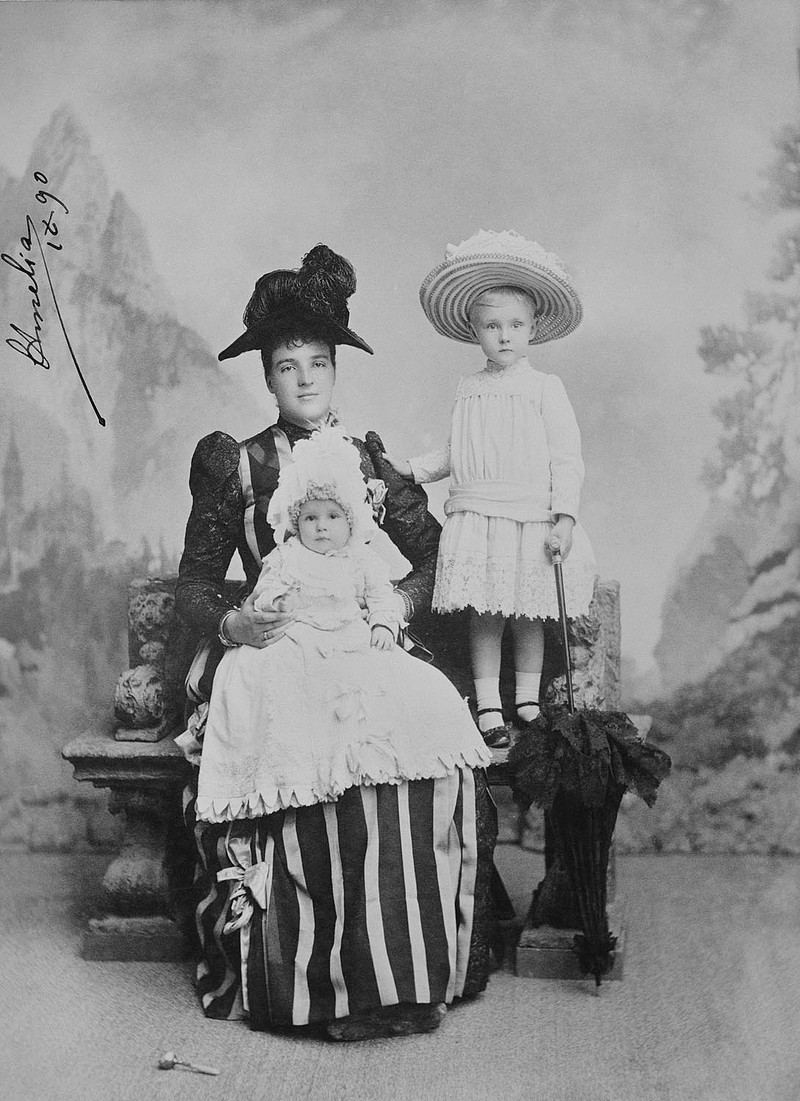 800px-Amelie,_Queen_of_Portugal_and_her_sons,_Louis_Philippe,_Crown_Prince_and_Prince_Manuel,_Sept._1890.png