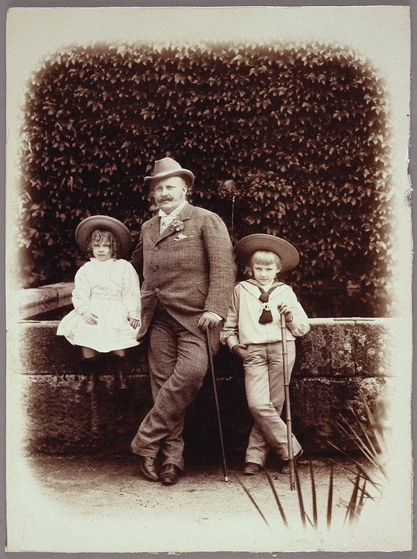 King_Carlos_I_of_Portugal_with_two_sons.jpg