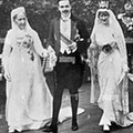 l-ancien-roi-manuel-du-portugal-et-sa-mariee-la-princesse-augusta-augustine-victoria-de-hohenzollern-photographies-lors-de-leur-mariage-a-sigmaringen-dans-le-sud-de-l-allemagne-le-4-septembre-1913-a-sa-droite-se-tr.jpg