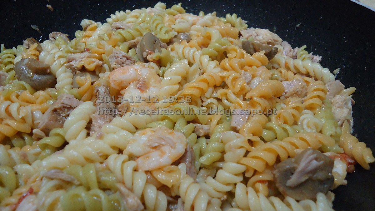 fusilis-atum-201312-004.jpg Receita de Fusilli com atum e camarão