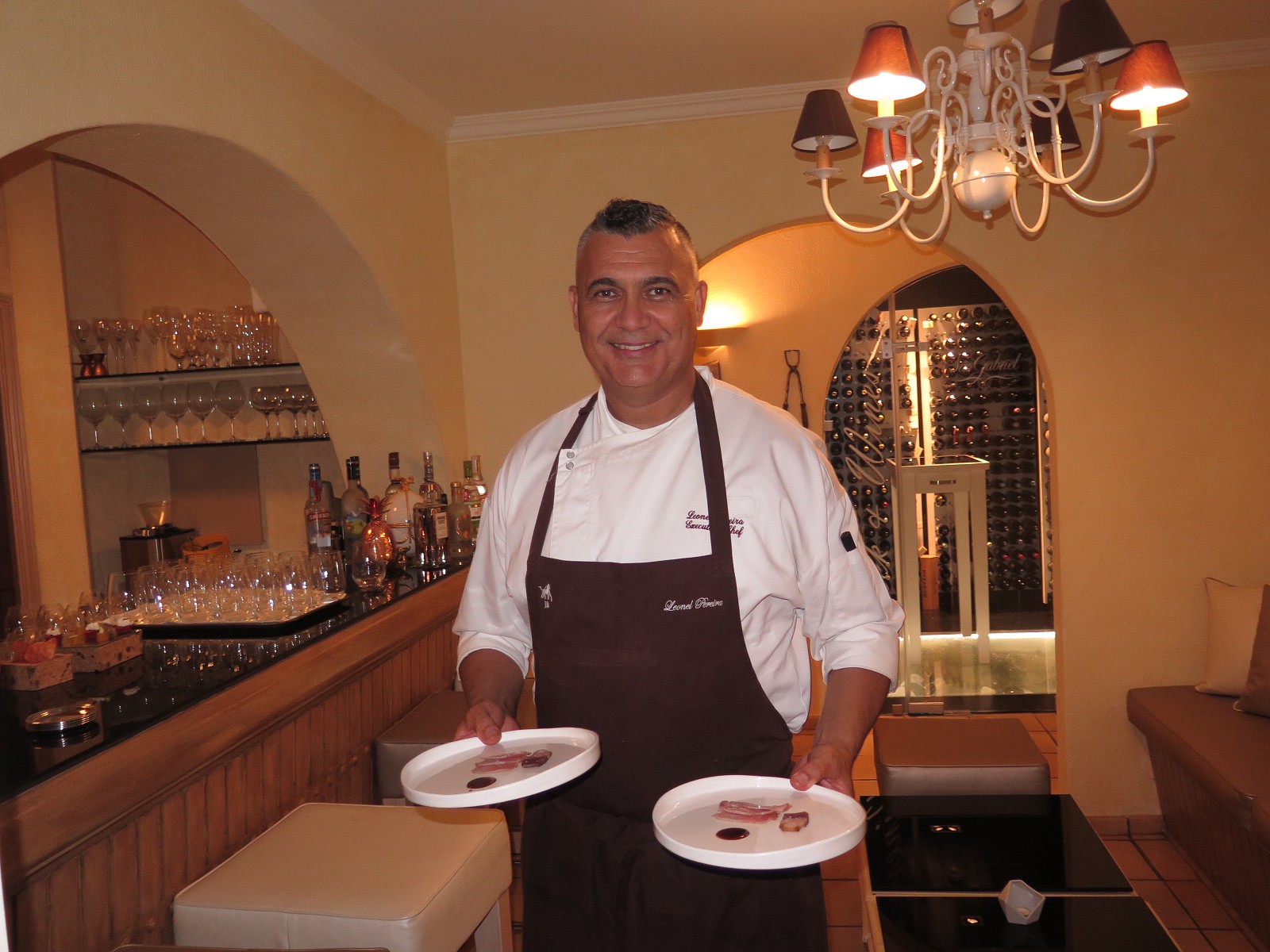 Leonel Pereira e os 2 pratos para a degustação da costeleta de porco bísaro com 40 dias de maturação