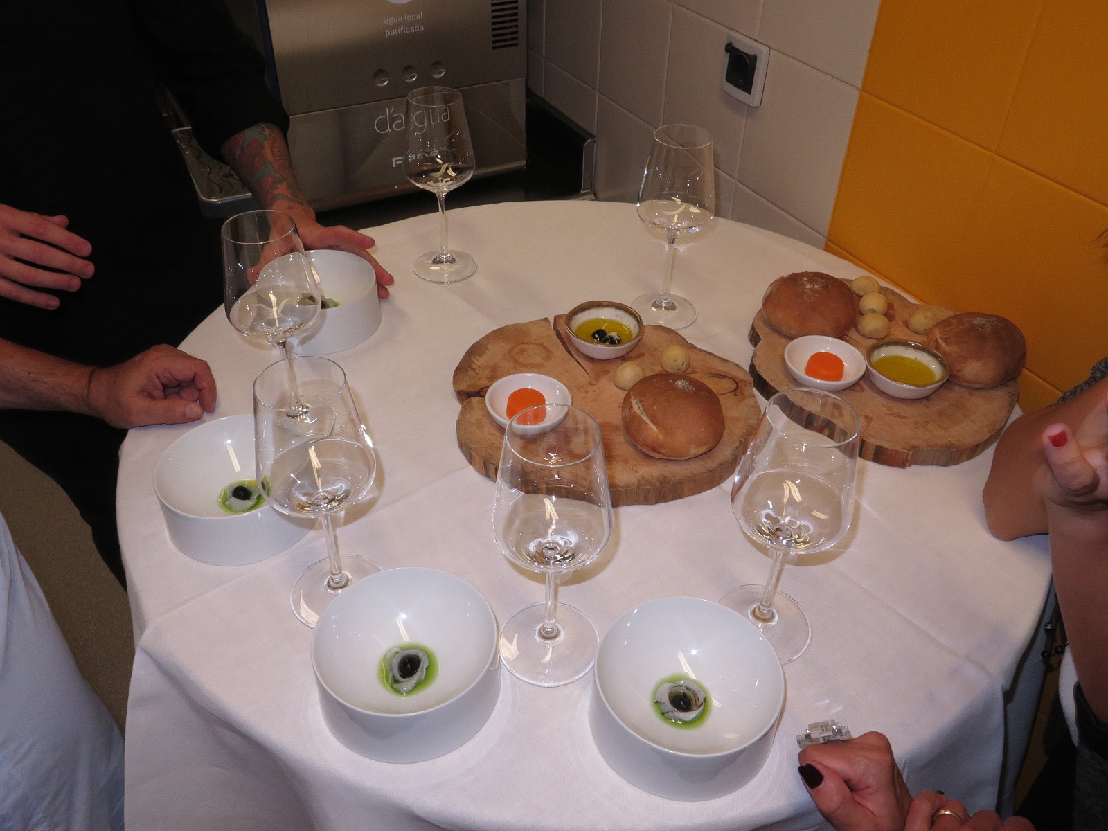 A mesa do chef Miguel Paulino, redonda, portátil, com 4 ou 5 lugares em pé