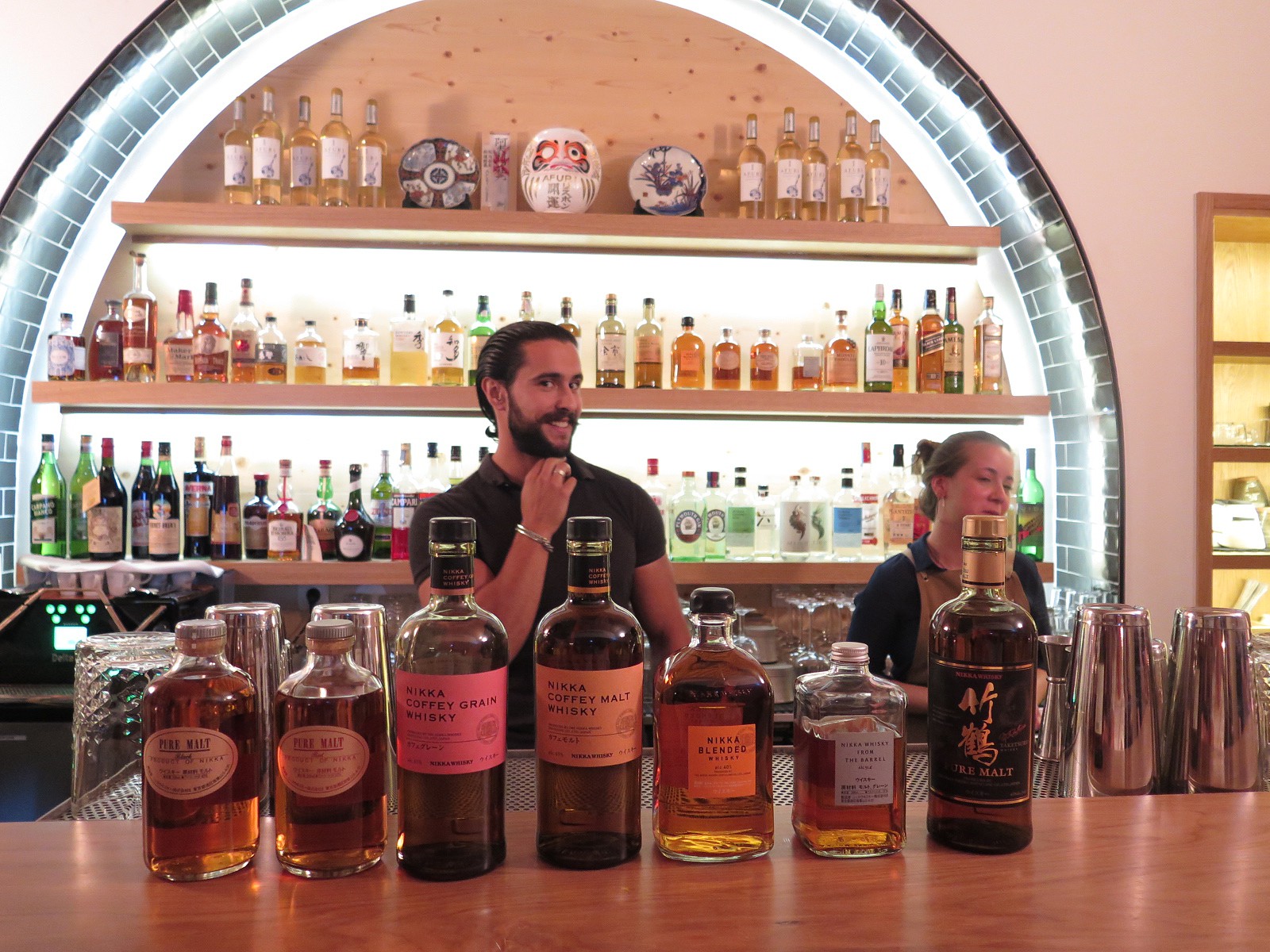 Tiago Barradas, brand ambassador do whisky Nikka, no bar do AFURI