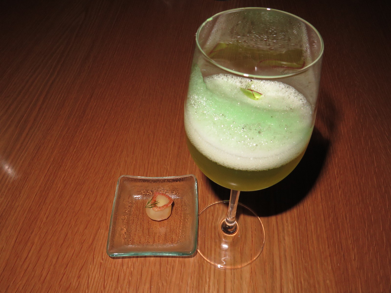 Cocktail de Vinho Branco + Esfera de Tangerina