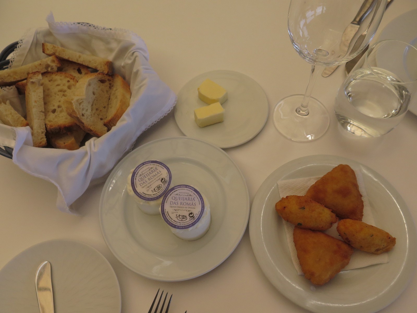 Pão, manteiga dos Açores, queijo fresco, pastéis de bacalhau de cura tradicional, rissóis de camarão