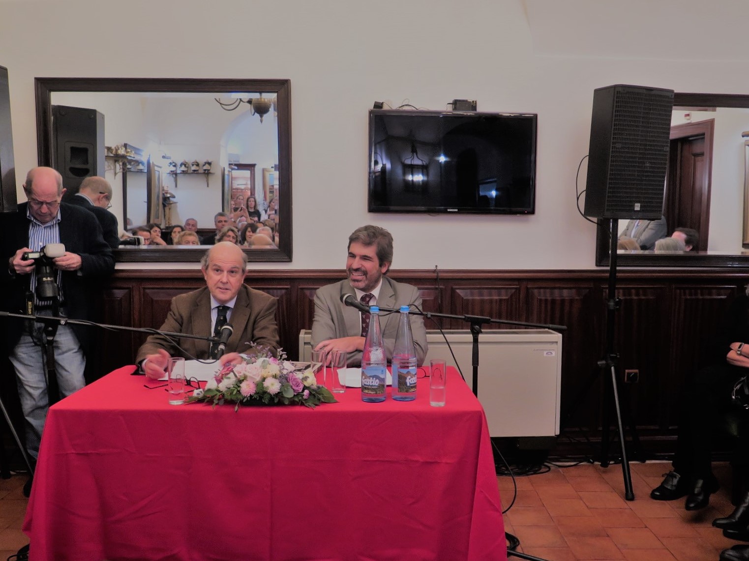 Em plena PASTELARIA BENARD, Miguel Tamen e João Bernardo Galvão-Telles, na apresentação do livro “BENARD - Um século e meio a adoçar Lisboa”