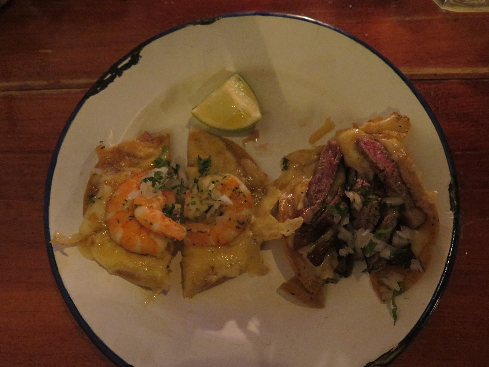 “VOLCANES – a receita especial do nosso Chef; tortillas de milho tostadas com queijo gratinado, uma com camarões, outra com carne assada”