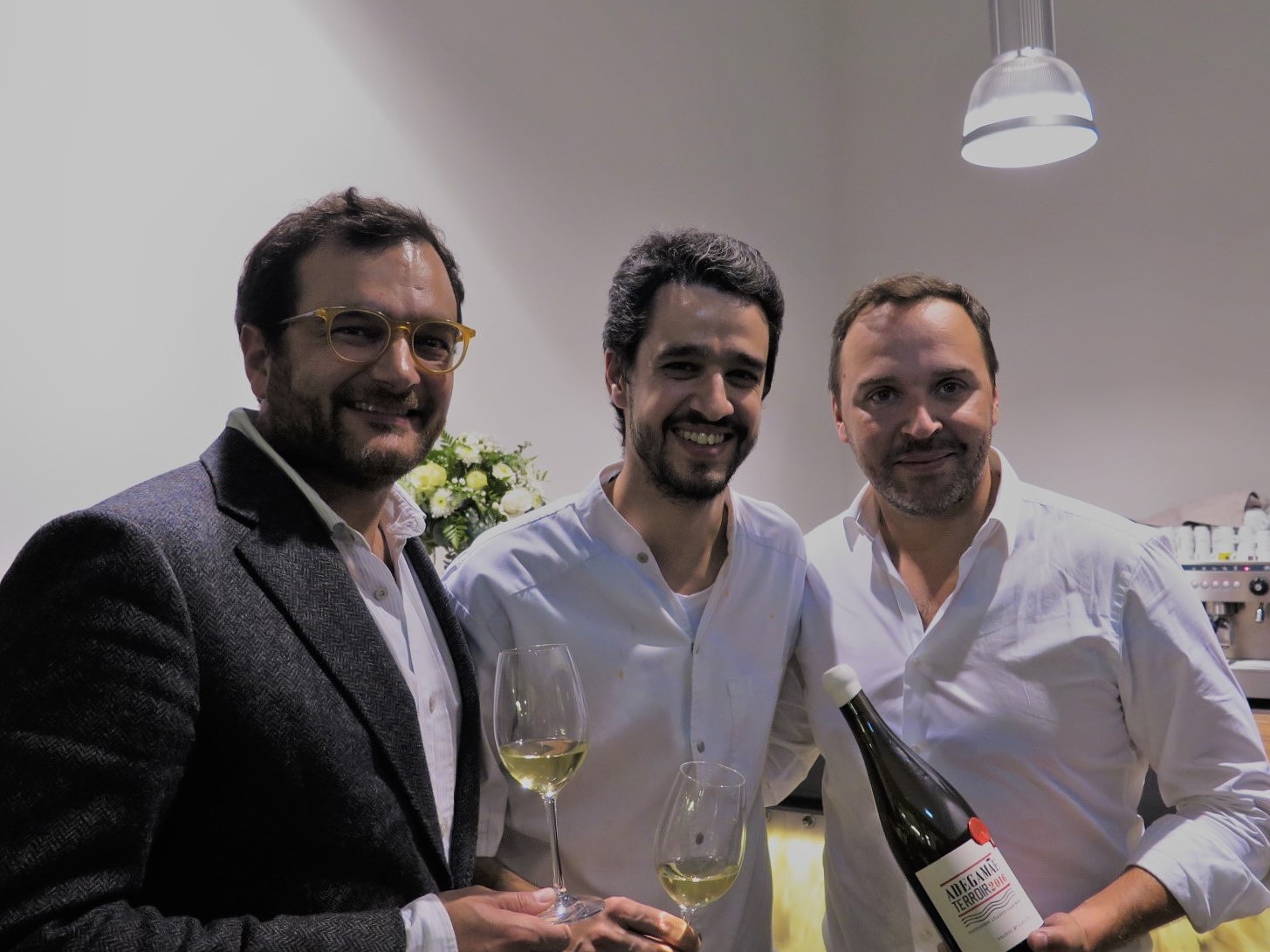 Enólogo Diogo Lopes, chef André Cruz e Bernardo Alves, diretor-geral da AdegaMãe, com o novo Terroir Branco 2016