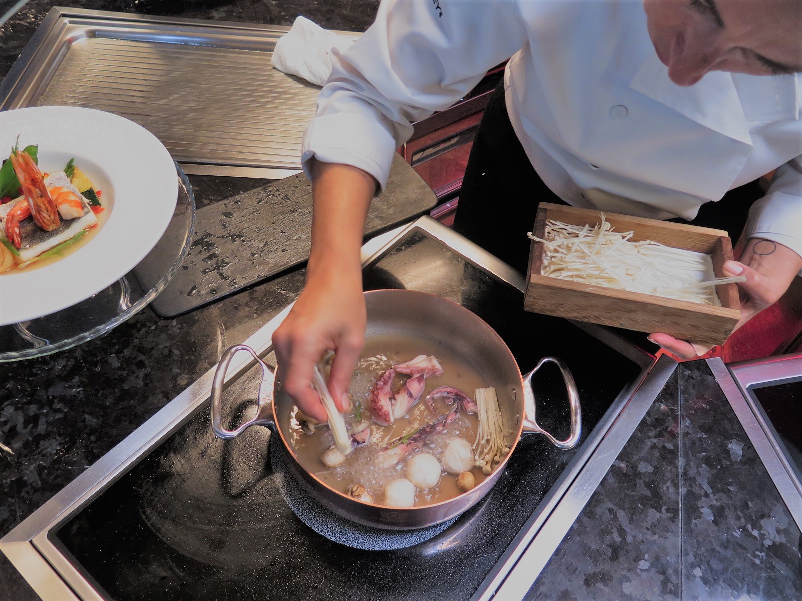 Chef Sarah Maraval e o “Prato Seagan ‘By The Green Chef’: Ramen do mar, caldo de peixe e legumes, vieiras, polvo, cogumelos enoki, grelos, folhas de mizuna e udon noodles”