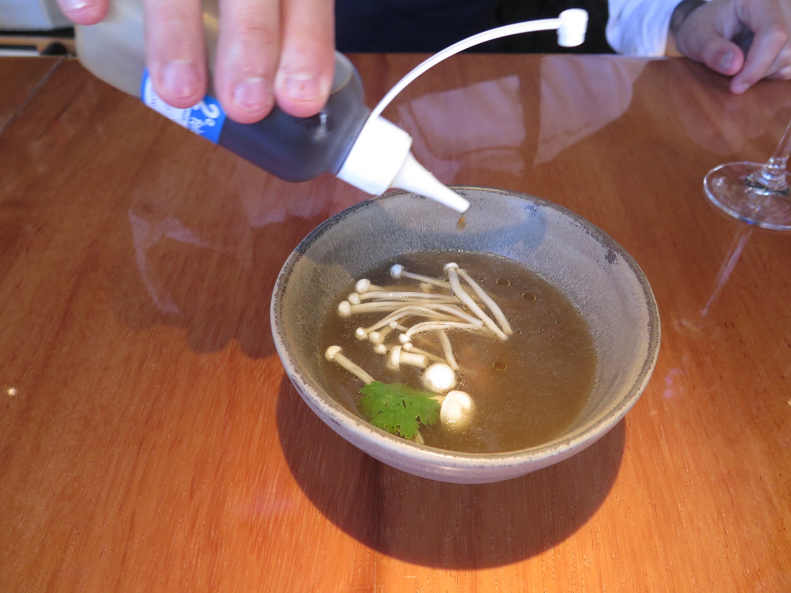 Entrada | MISO – Dashi de shitake, alga kombu, óleo de sésamo tostado e cogumelos enoki