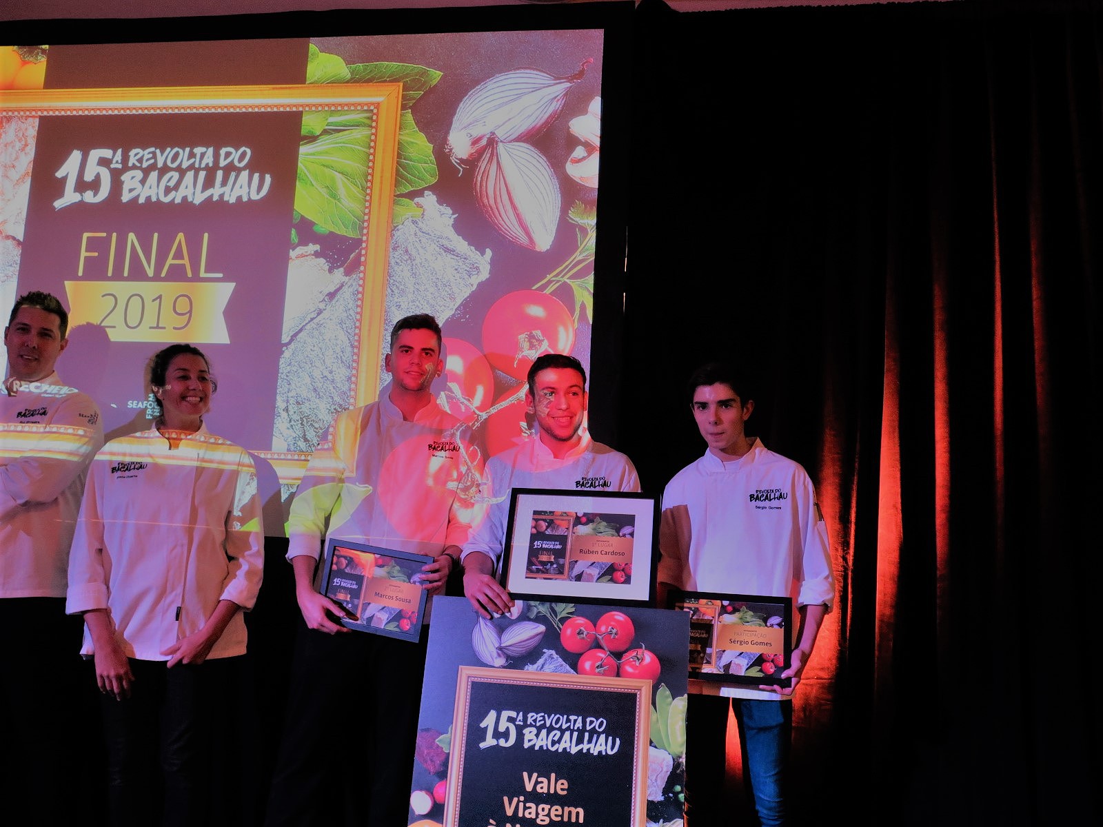 Ruben Cardoso (ao centro), vencedor da categoria “Estudantes de Cozinha”, com Marcos Sousa (esq.) e Sérgio Gomes (dta.)