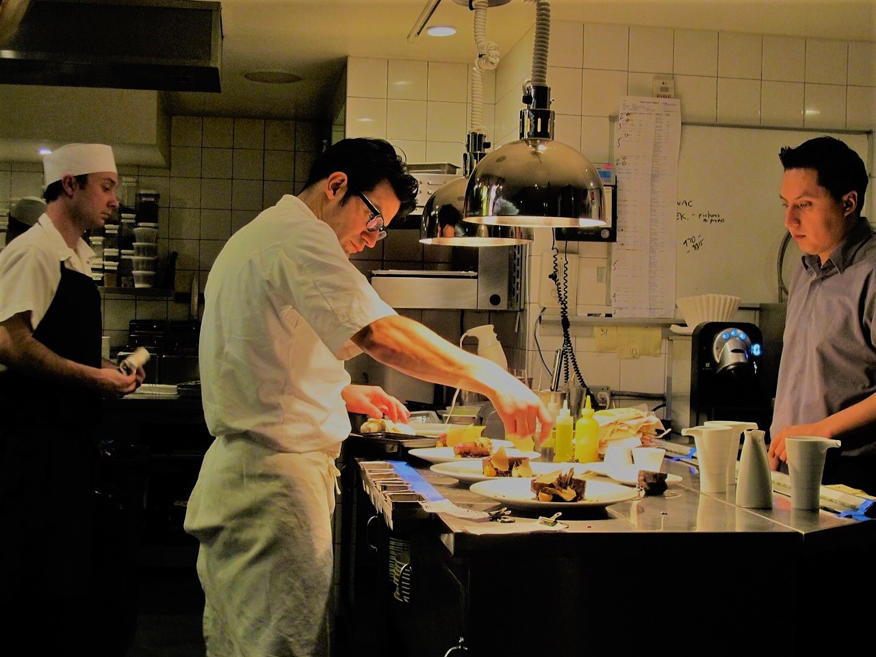 George Mendes na cozinha do ALDEA, em 2012, fotografado a partir do Chef’s Counter